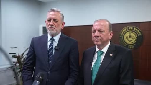 Bursa Ticaret ve Sanayi Odası eski başkanı İbrahim Burkay ve yeni başkan Özer Matlı birlikte açıklama yaparken