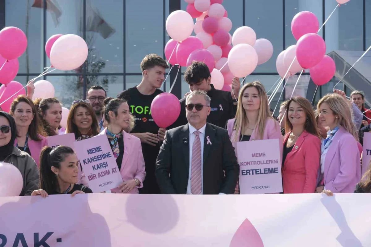 Bursa’da meme kanseri erken teşhis farkındalık etkinliğinde pembe balonlar gökyüzüne bırakılıyor