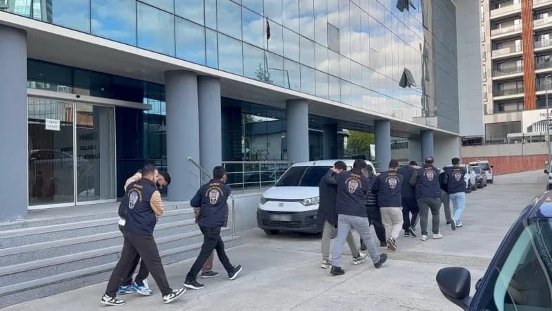 Bursa’da siber dolandırıcılık operasyonunda polis ekipleri şüphelilerin adreslerinde arama yapıyor