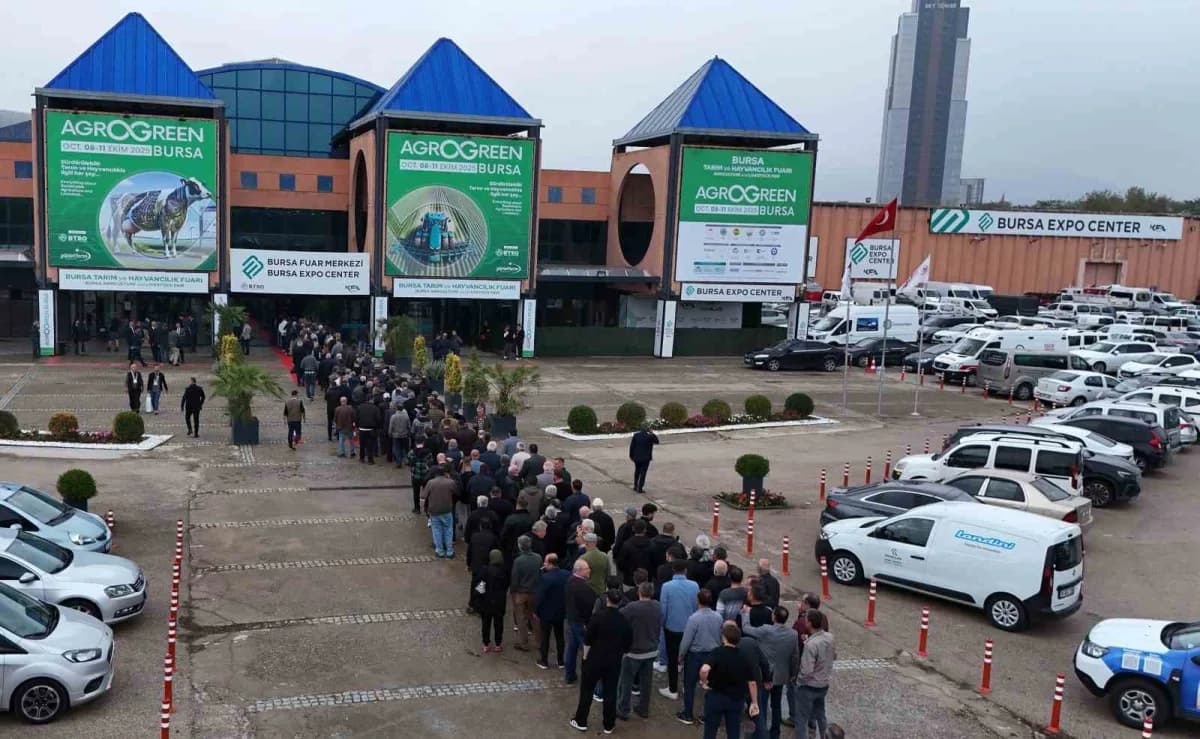 Bursa AgroGreen Tarım ve Hayvancılık Fuarı'nda sergilenen tarım makineleri ve ziyaretçiler