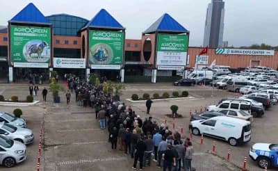 Bursa AgroGreen Tarım ve Hayvancılık Fuarı'nda sergilenen tarım makineleri ve ziyaretçiler