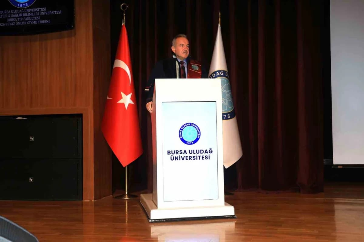 Bursa Uludağ Üniversitesi Tıp Fakültesi öğrencileri beyaz önlüklerini giyerken tören alanında
