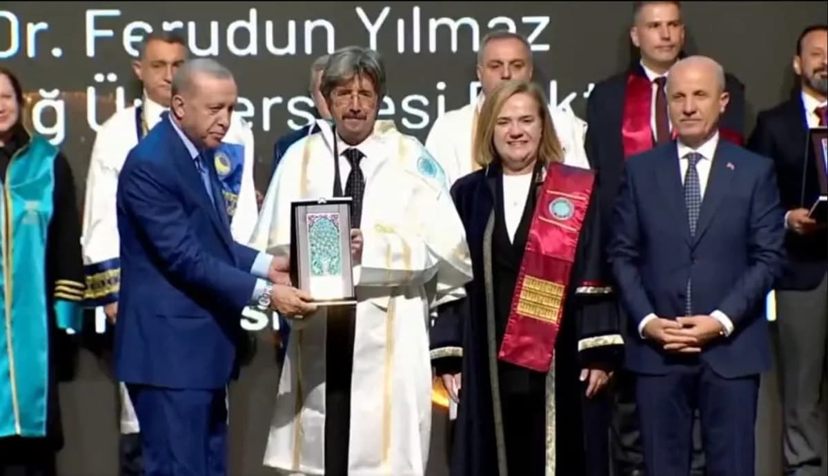 Bursa Uludağ Üniversitesi ekibi YÖK 2026 Üstün Başarı Ödülleri töreninde ödül alırken