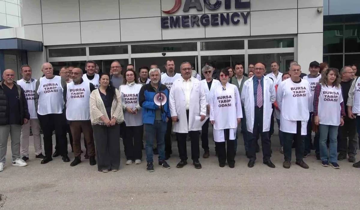 Bursa’da NEV Hastanesi önünde 6 aydır maaşlarını alamayan hekimlerden eylem