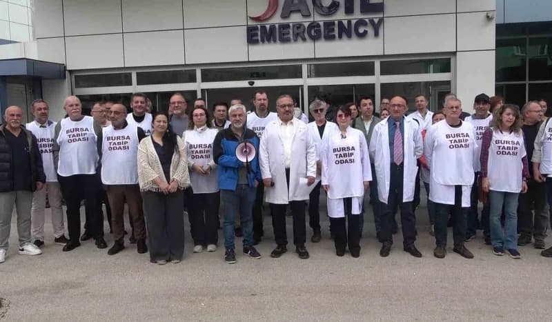 Bursa’da NEV Hastanesi önünde 6 aydır maaşlarını alamayan hekimlerden eylem
