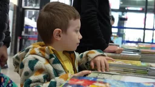 Kocaeli Büyükşehir Belediye Başkanı Tahir Büyükakın, 16. Uluslararası Kocaeli Kitap Fuarı’nda gençlerle sohbet ederken