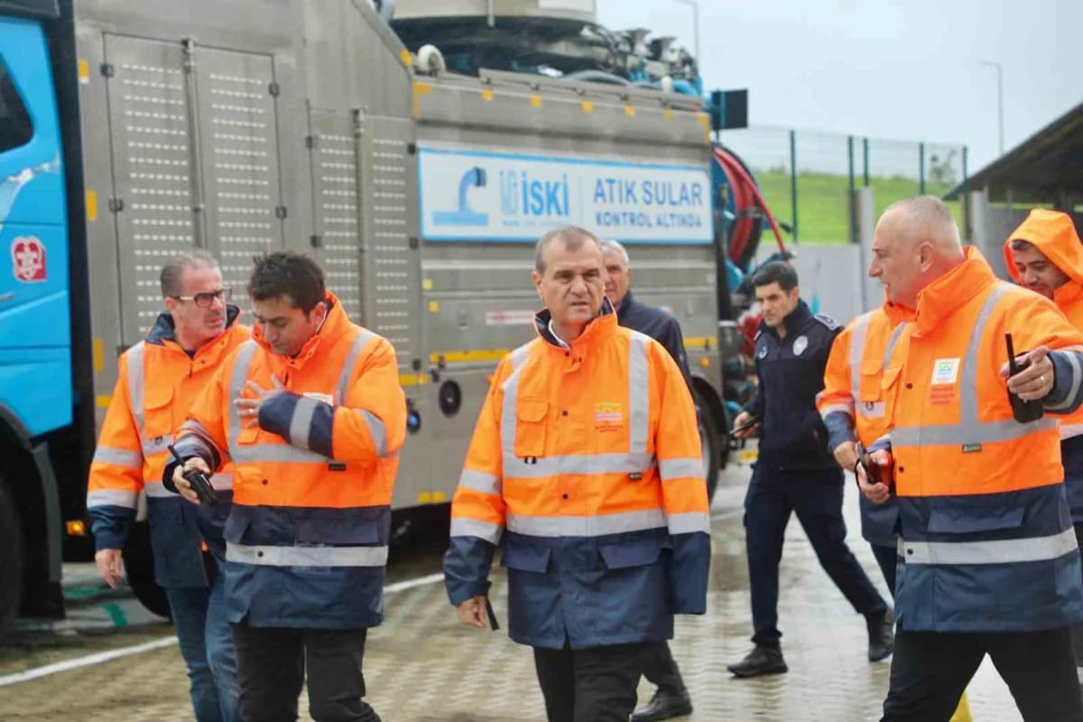 Büyükçekmece Belediyesi ekipleri sağanak yağış ve fırtına önlemleri kapsamında yağmur suyu hatlarını kontrol ediyor