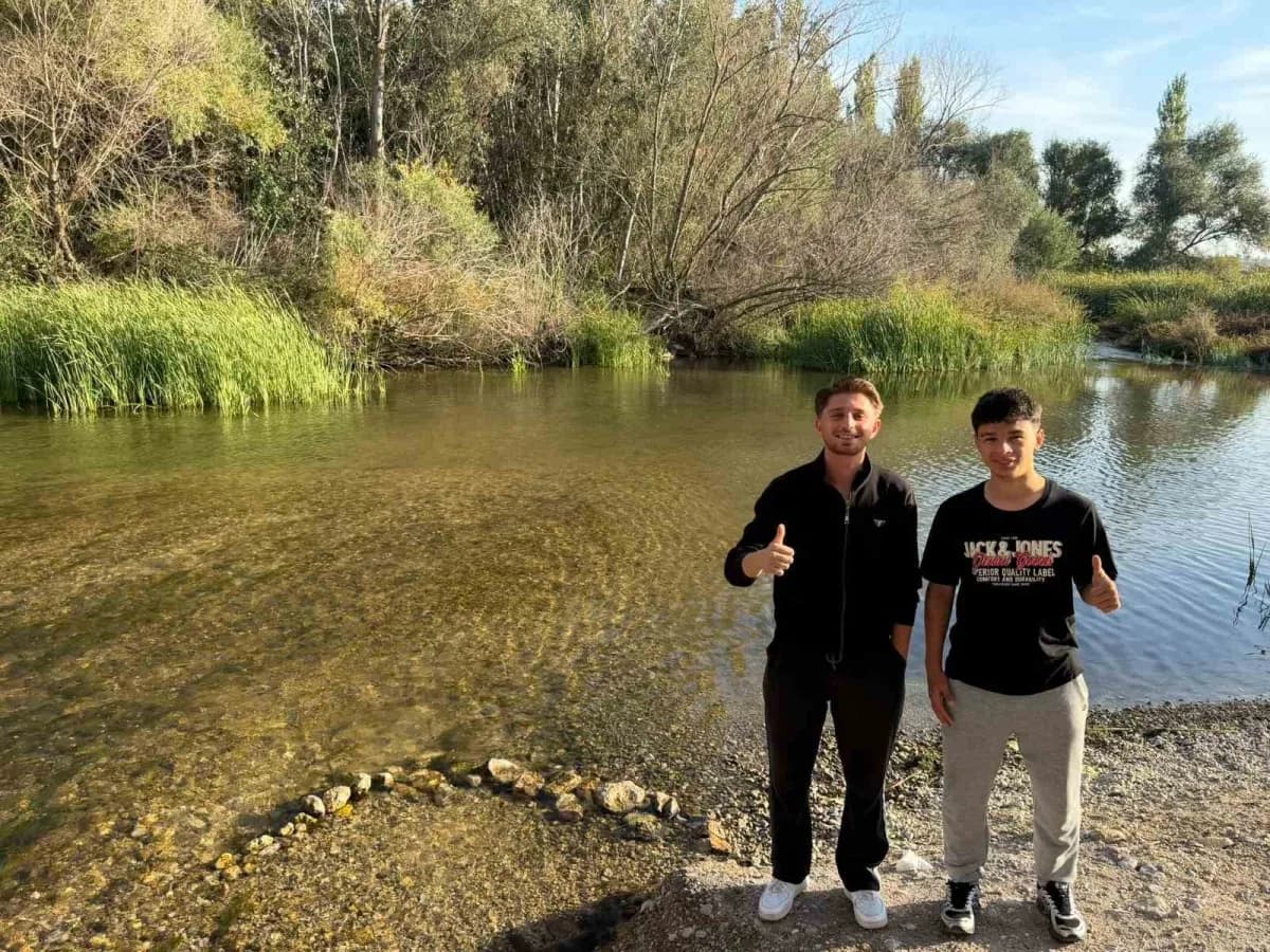 Çal Belediyespor’un genç futbolcuları Emre Tekin ve Baran Duman sahada mücadele ederken
