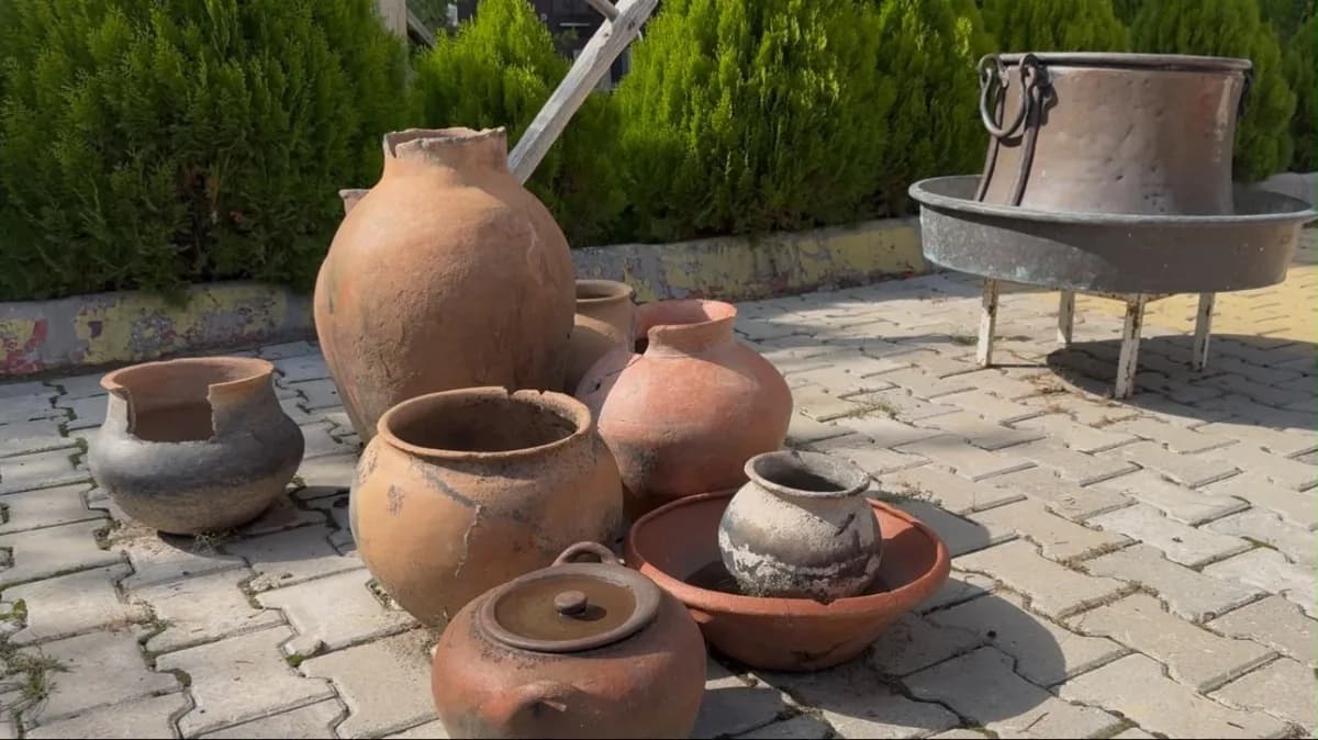 Ağrı Patnos'ta sergilenen eski çanak çömlekler ve geleneksel el sanatları örnekleri