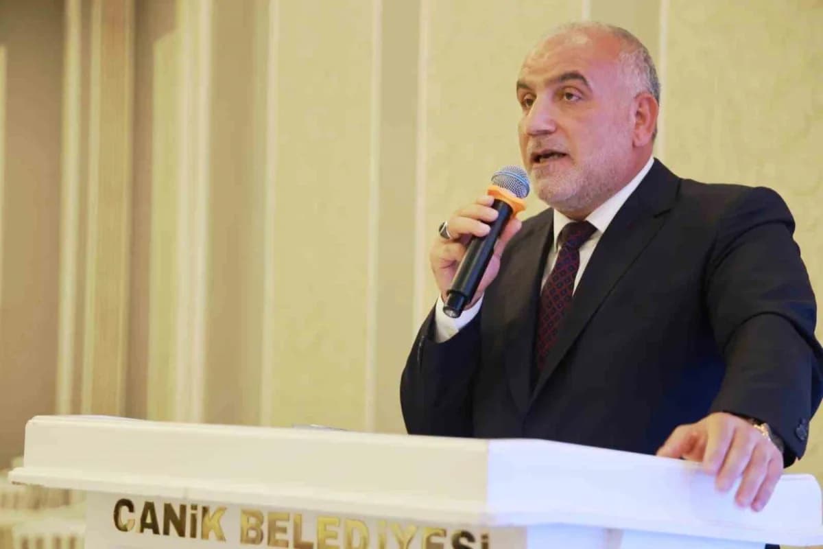 Canik Belediye Başkanı İbrahim Sandıkçı, din görevlileriyle birlikte çocuk ve gençlere yönelik projeyi anlatırken