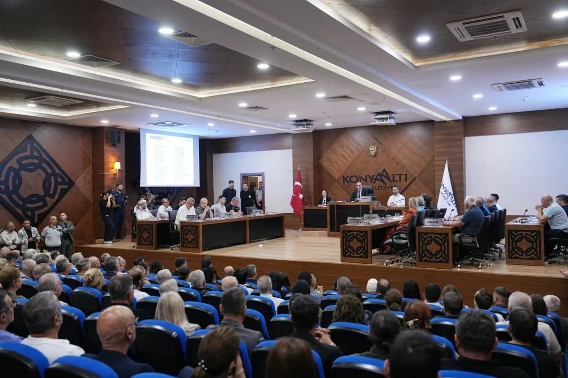 Konyaaltı Belediye Başkanı Cem Kotan meclis toplantısında konuşma yaparken