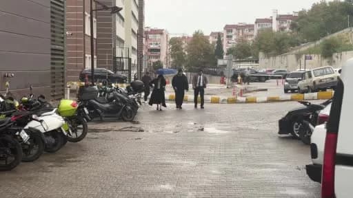 Cem Yılmaz Çanakkale ÇOMÜ Hastanesi önünde kontrol için poz veriyor