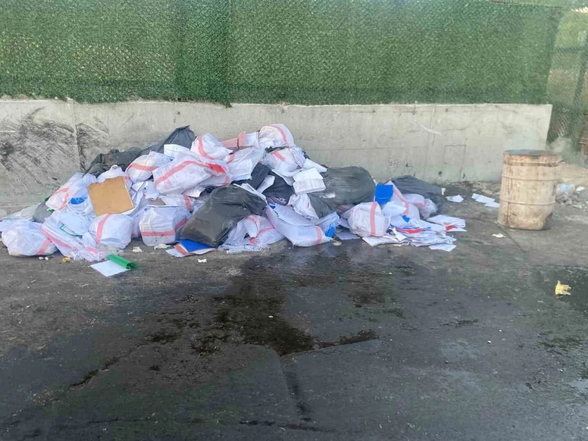 Çeşme Belediyesi önünde polis ve jandarma ekiplerinin operasyon görüntüsü