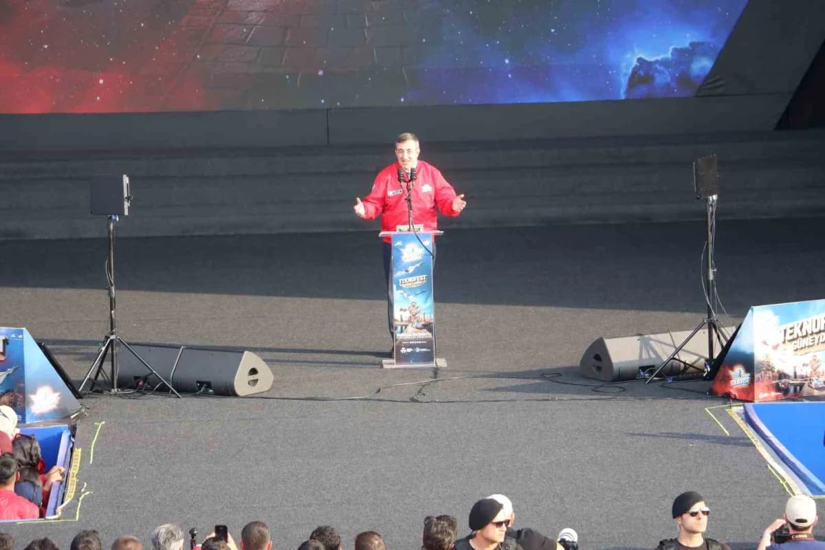 Cumhurbaşkanı Yardımcısı Cevdet Yılmaz TEKNOFEST Güneydoğu Festivali kapanış töreninde konuşma yaparken