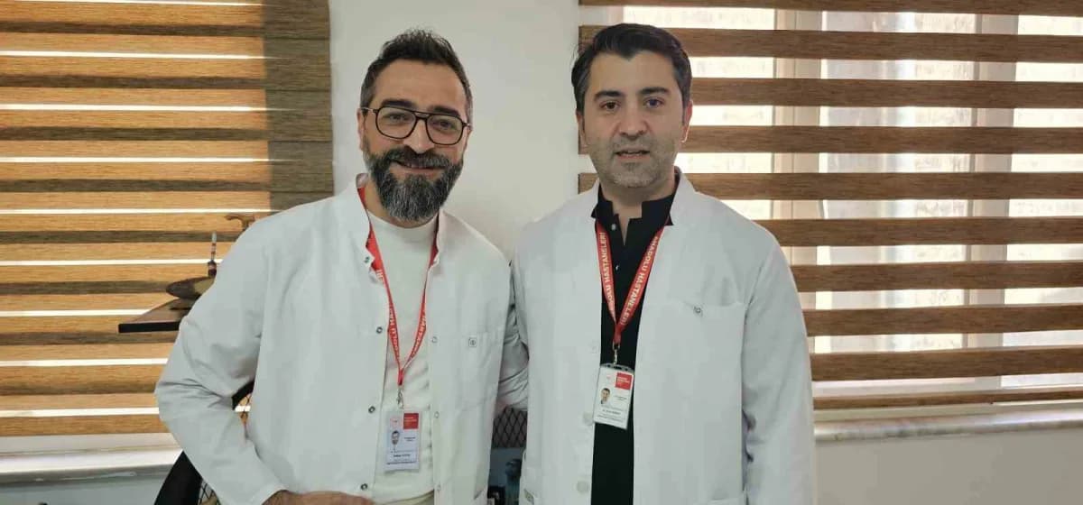 Zonguldak Karadeniz Ereğli'de ceviz ağacından düşen hastanın ameliyatı sırasında ortopedi uzmanları müdahale ediyor