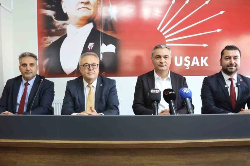 CHP Sözcüsü Müslim Sarı Uşak il binasında basın açıklaması yaparken