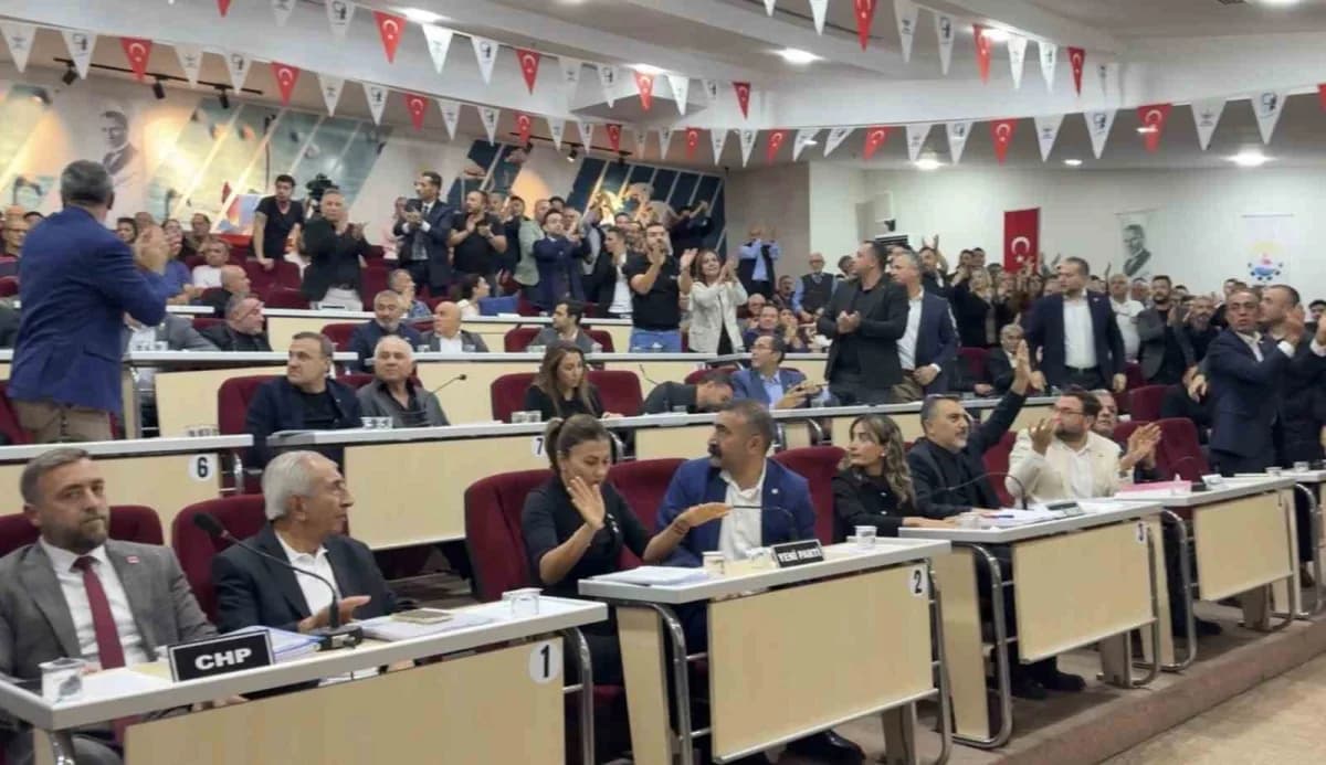 Çiğli Belediye Meclisinde Başkan Onur Emrah Yıldız’a su şişesi fırlatılması anı