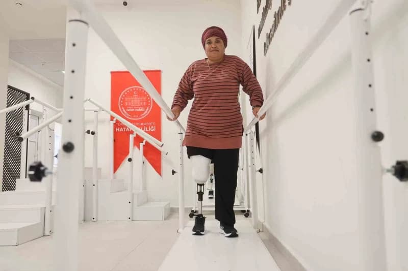 Çırçır makinesine sağ bacağını kaptıran kadın, 15 yıl sonra takılan proteziyle yeni hayatına ilk adımlarını at