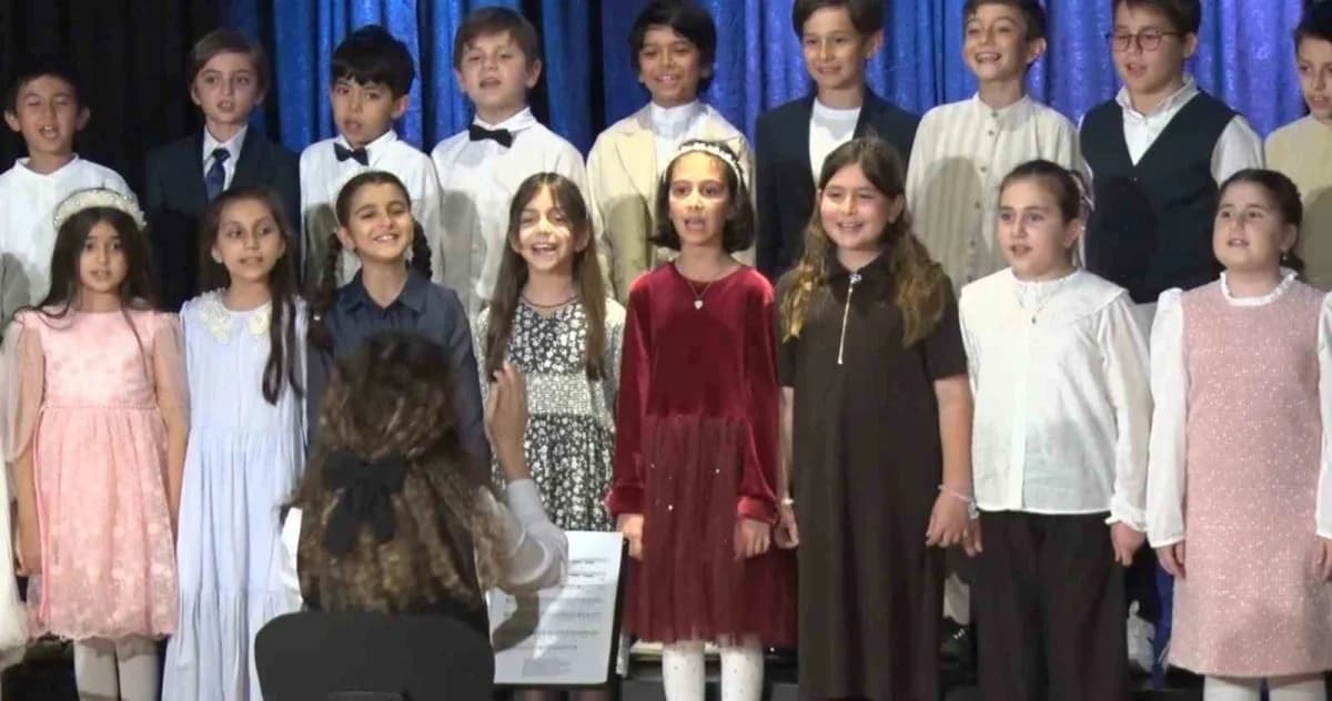 YETEV Türk Müziği İlkokulu Konser Salonu'nda düzenlenen çocuk edebiyatı yarışması ödül töreninden
