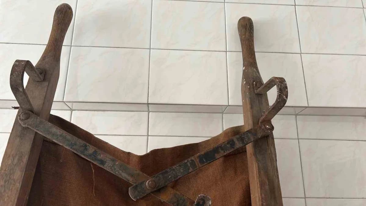 Çöpten tarih çıktı: Zabıta bulduğu ’1915’ damgalı askeri sedyeyi tarihe emanet etti
