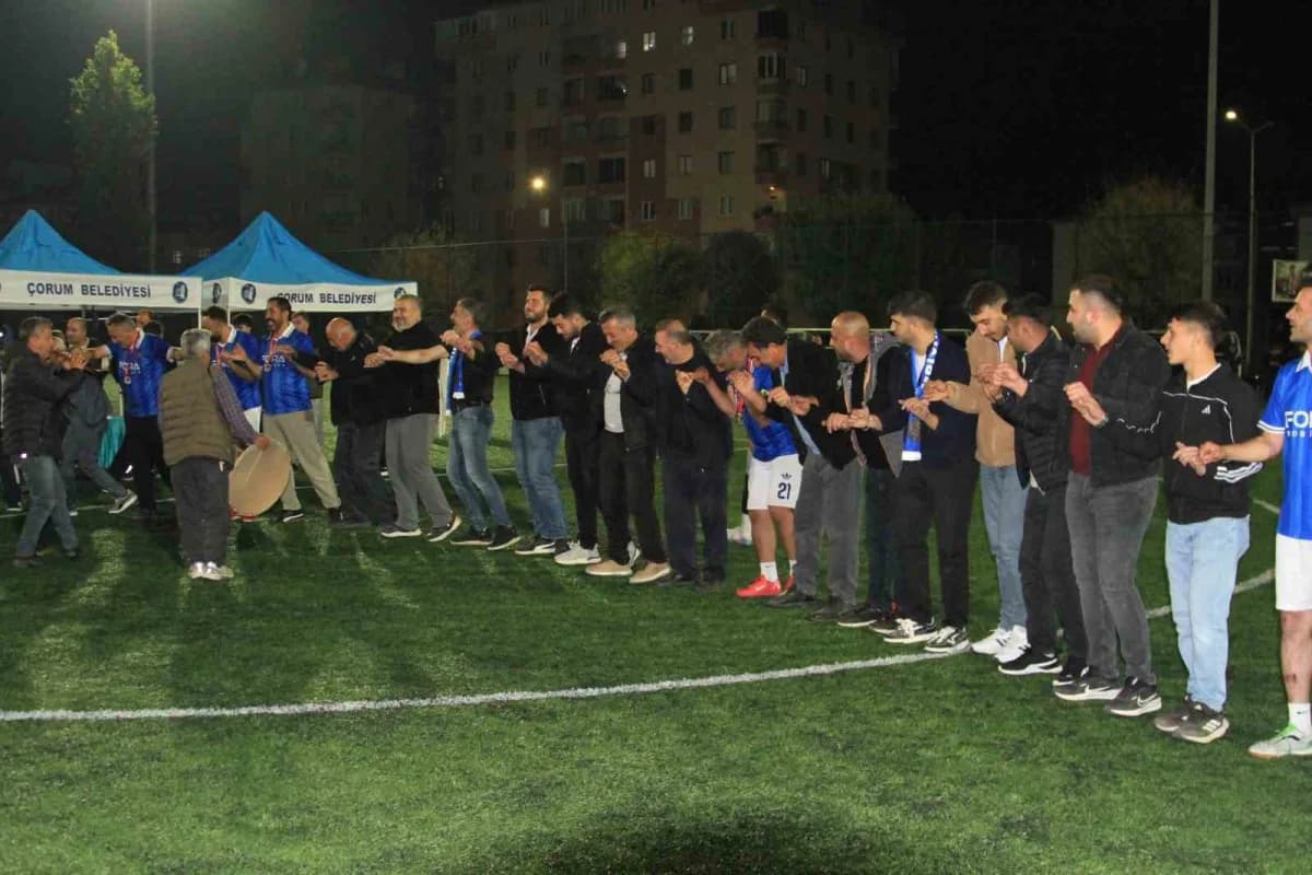 Çorum’da köyler arası futbol turnuvası finalinde şampiyonluk kutlaması yapan futbolcular ve taraftarlar halay çekiyor