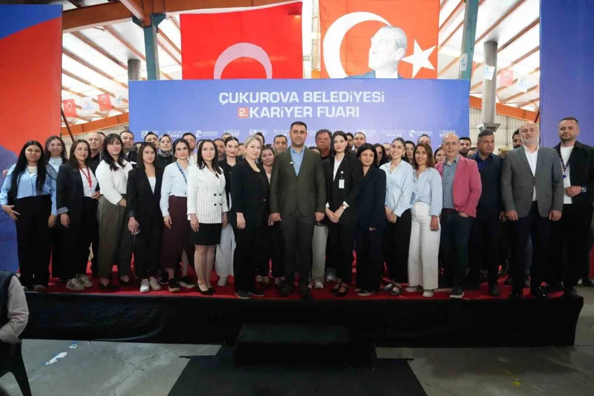 Çukurova Belediyesi 3. Kariyer Fuarı için hazırlık yapan stantlar ve iş arayan vatandaşlar