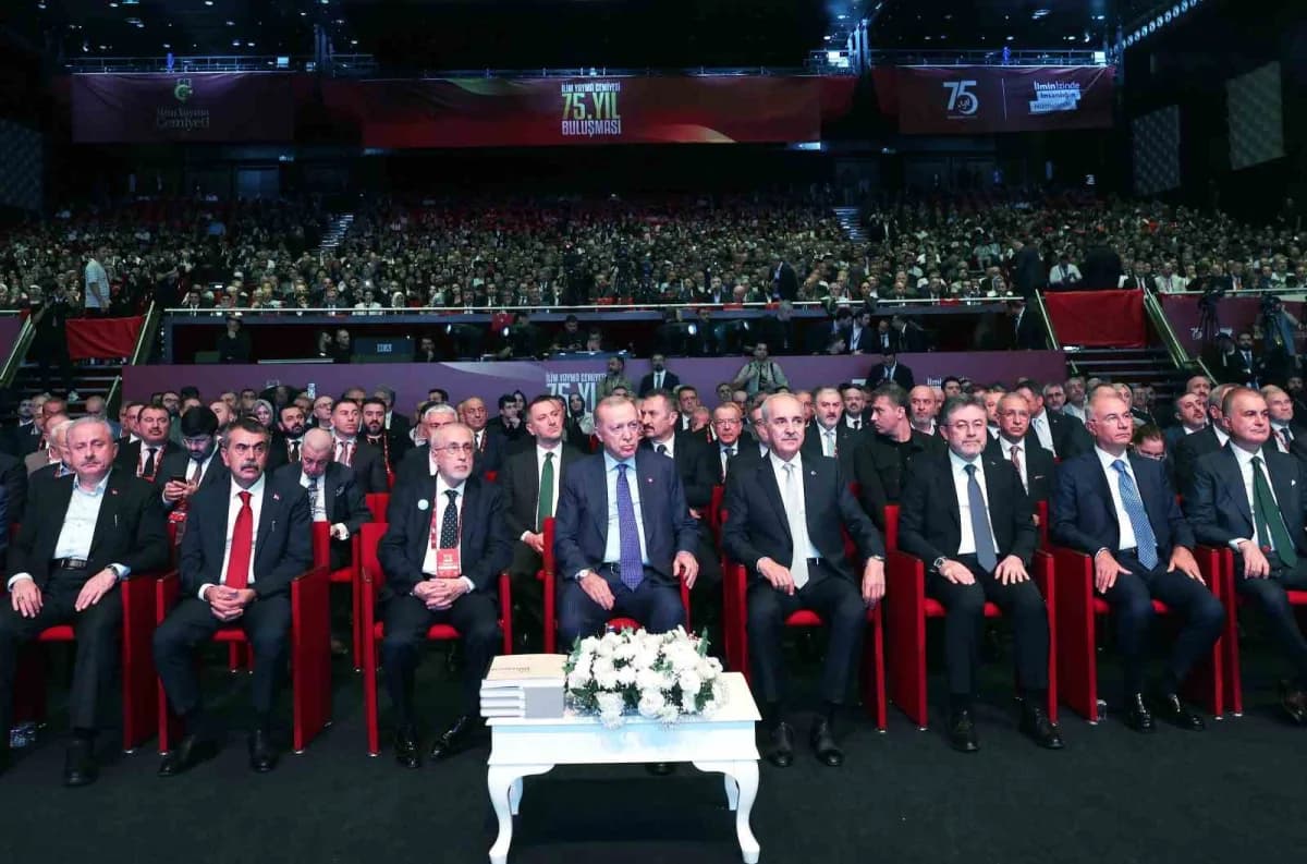 Cumhurbaşkanı Recep Tayyip Erdoğan, İstanbul Kongre Merkezi’nde İlim Yayma Cemiyeti 75. Yıl Buluşması’nda konuşma yapark