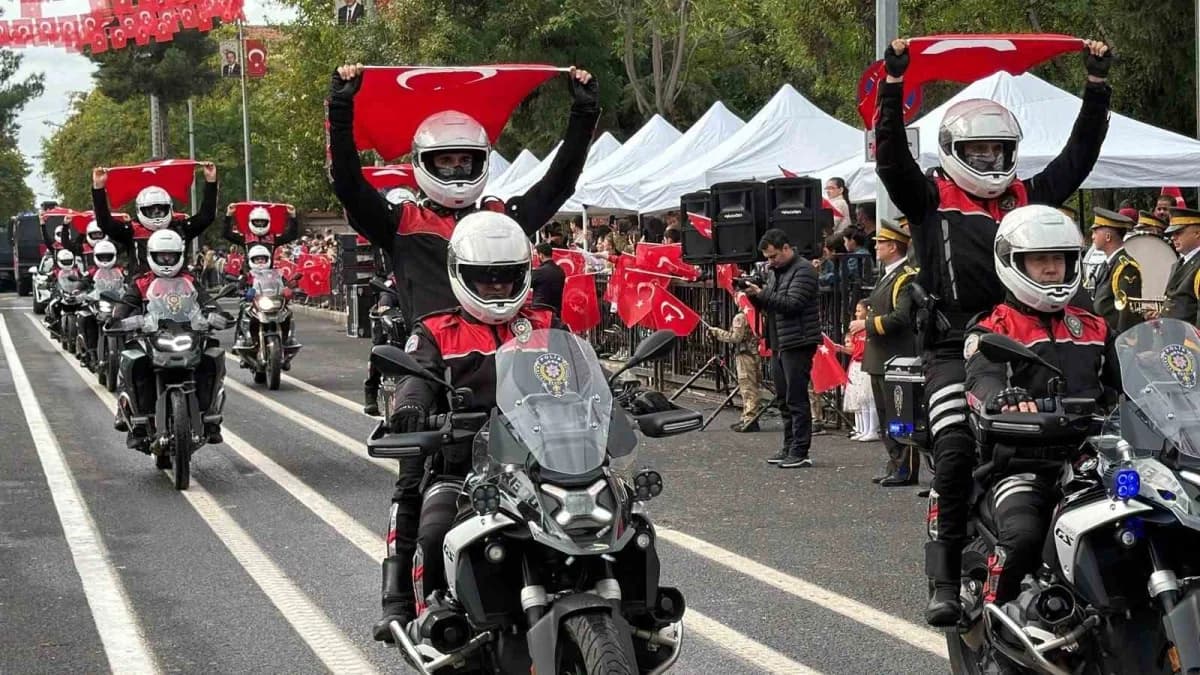 Diyarbakır’da 29 Ekim Cumhuriyet Bayramı kutlamalarında valilik önünde düzenlenen tören ve