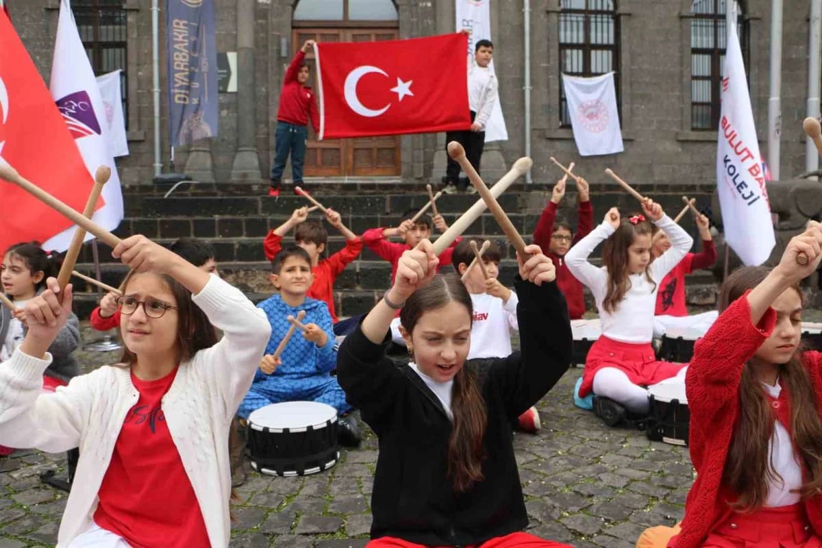 Diyarbakır Sur ilçesinde Cumhuriyet Bayramı yürüyüşü yapan öğrenciler kırmızı beyaz bayraklarla