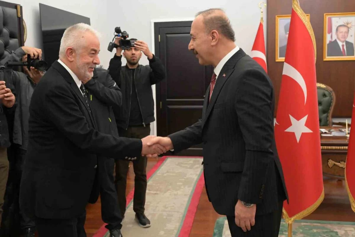 Isparta’da 29 Ekim Cumhuriyet Bayramı kutlamalarından resmi geçit töreni ve halkın coşkusu