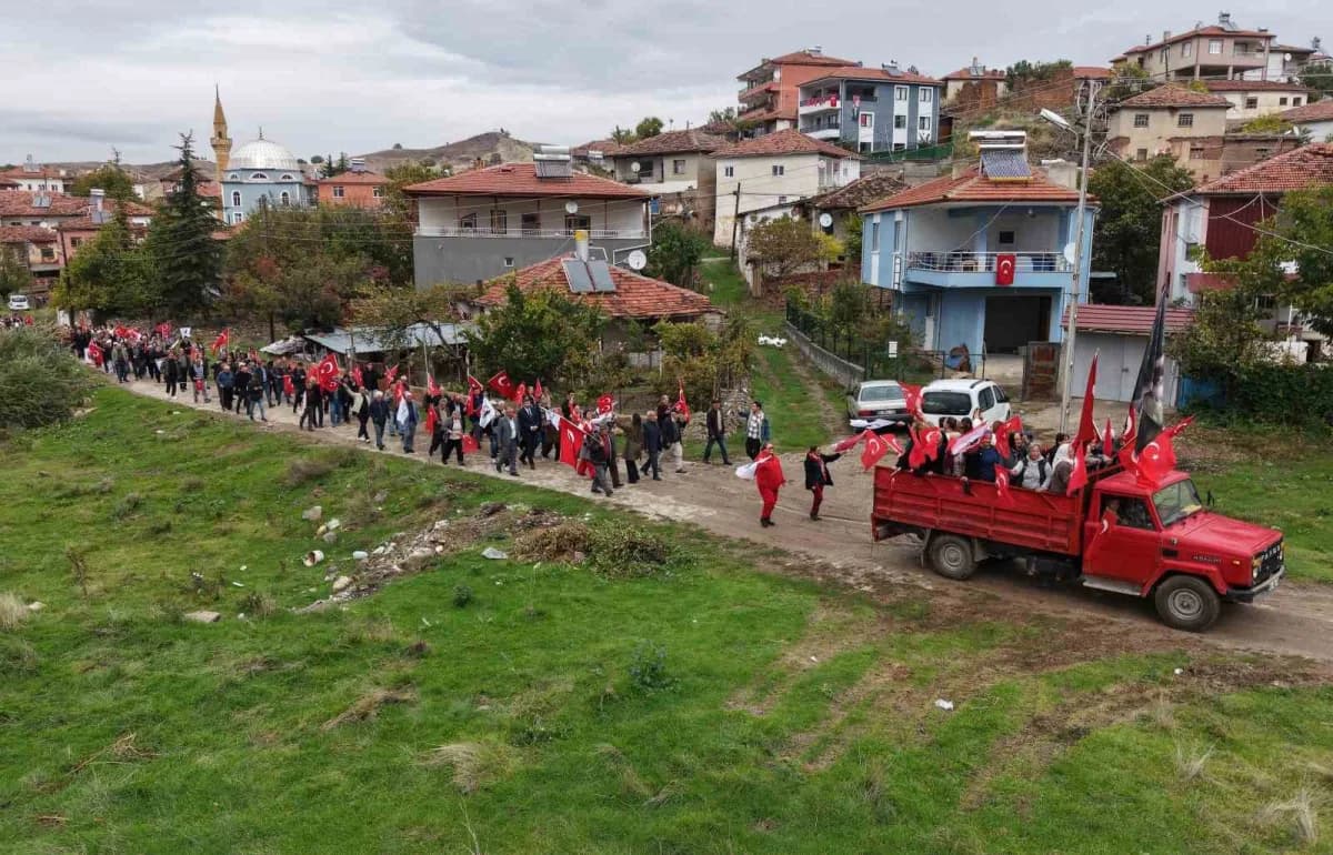 Kırıkkale Sarıkızlı köyünde Cumhuriyet Bayramı kutlamalarında bayraklarla kortej yürüyüşü ve halay