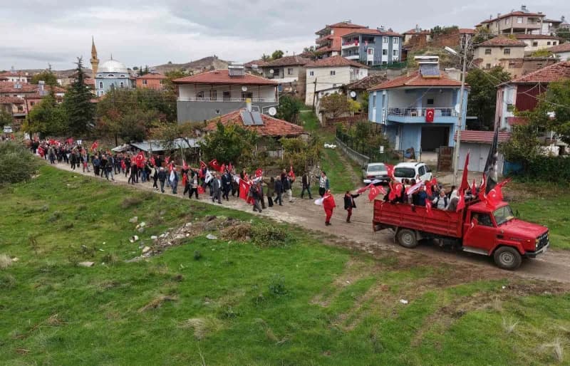 Kırıkkale Sarıkızlı köyünde Cumhuriyet Bayramı kutlamalarında bayraklarla kortej yürüyüşü ve halay