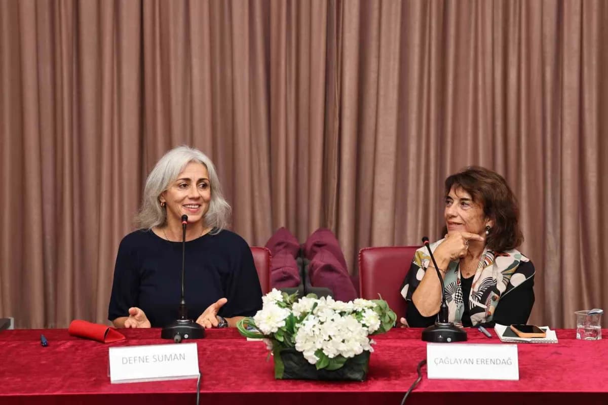 Defne Suman Nilüfer Belediyesi Edebi Kazılar söyleşisinde okurlarıyla bir arada