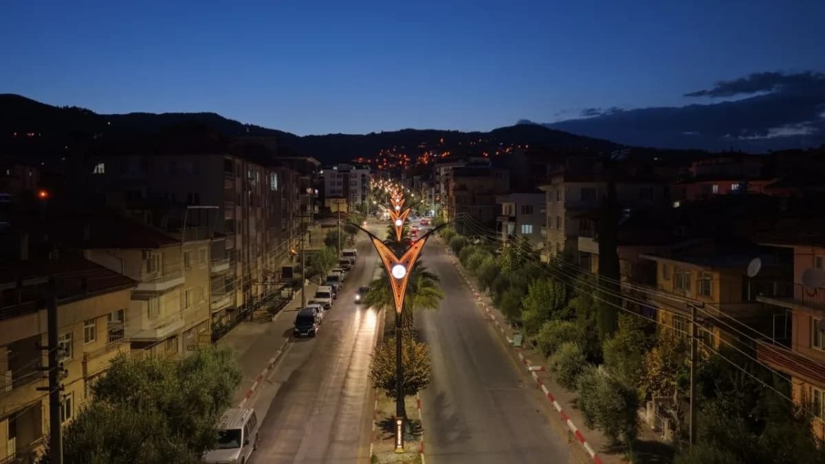 Denizli Büyükşehir, 10 kilometrelik hat ve 247 yeni direkle şehrin güzelliğine güzellik kattı