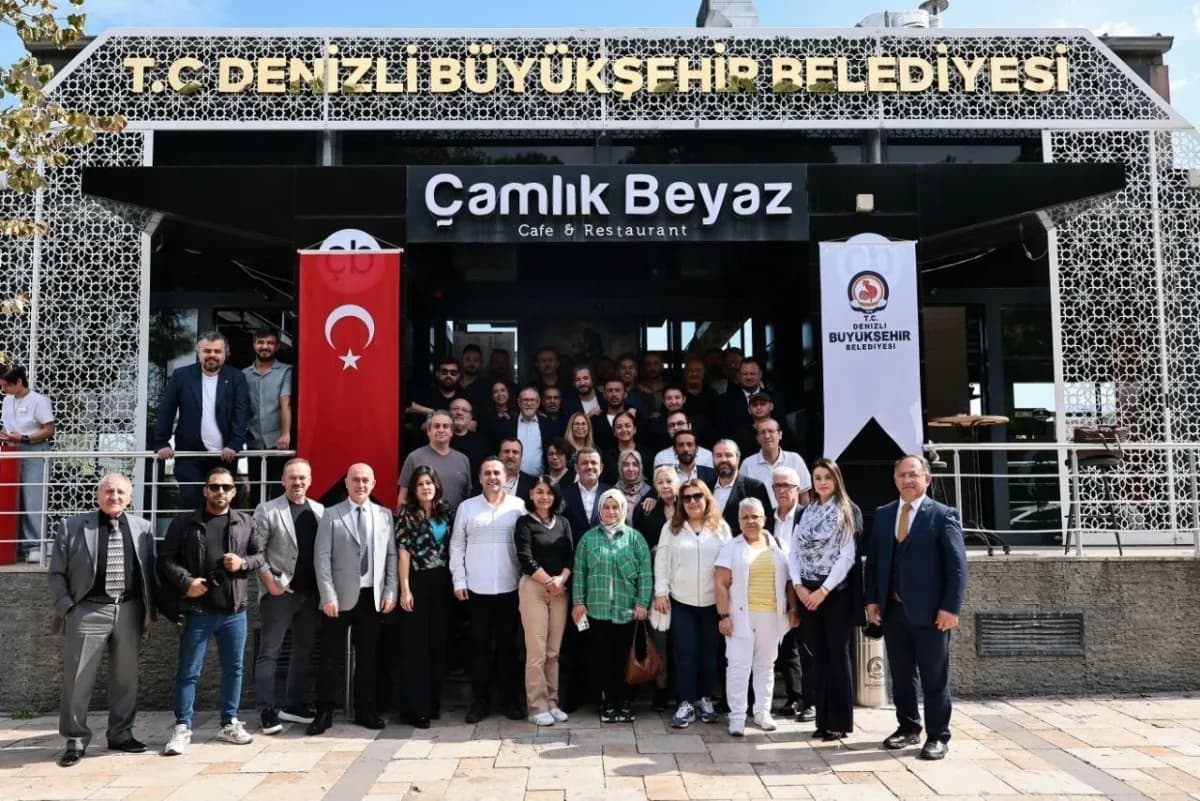 Denizli Büyükşehir Belediye Başkanı Bülent Nuri Çavuşoğlu basın toplantısında konuşuyor