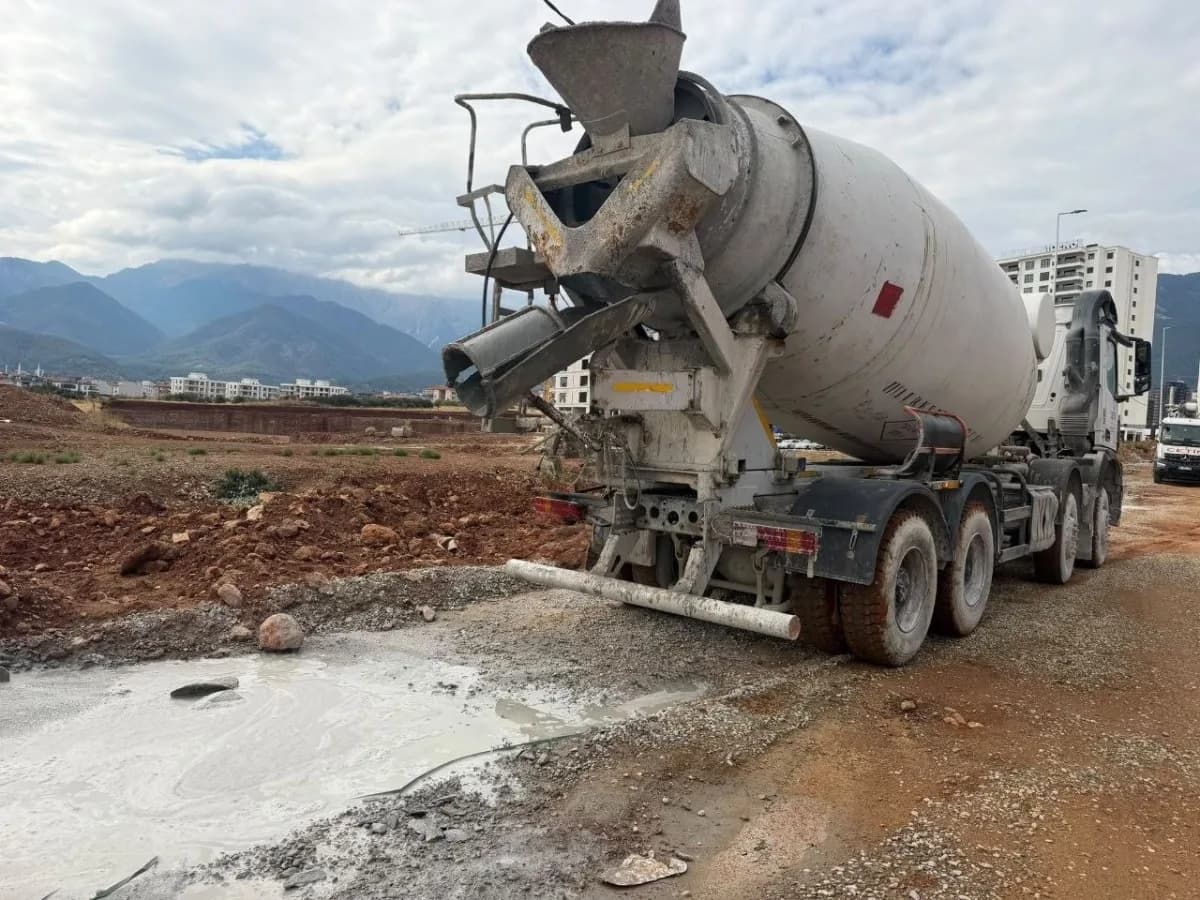 Denizli Büyükşehir Belediyesi ekipleri çevre denetimi yaparken beton harcı döken firmaya müdahale ediyor