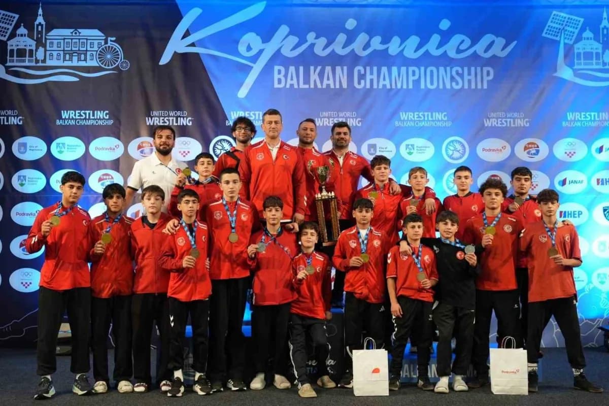 Denizlili güreşçiler Balkan Güreş Şampiyonası'nda madalyalarıyla birlikte coşkuyla poz veriyor