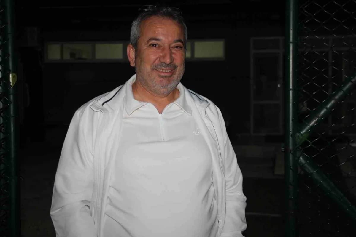 Denizli İdman Yurdu futbolcuları maç sırasında mücadele ediyor