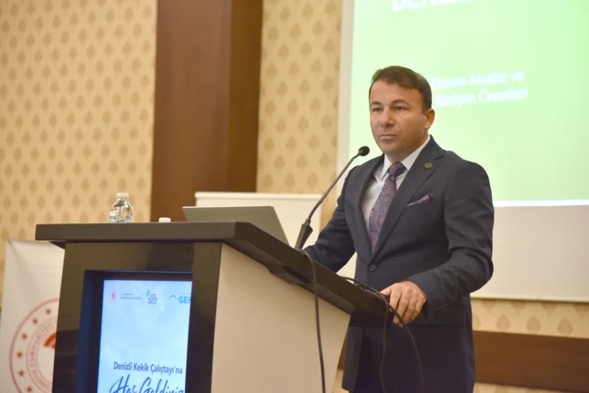 Denizli Kekik Çalıştayı katılımcıları ve konuşmacılar toplantı salonunda
