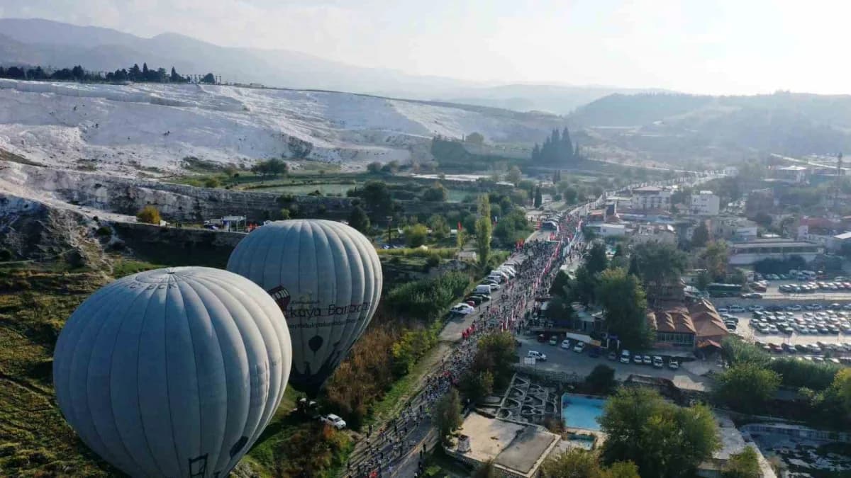 Denizli Lykos Yarı Maratonu koşucuları Pamukkale travertenleri önünde yarışıyor