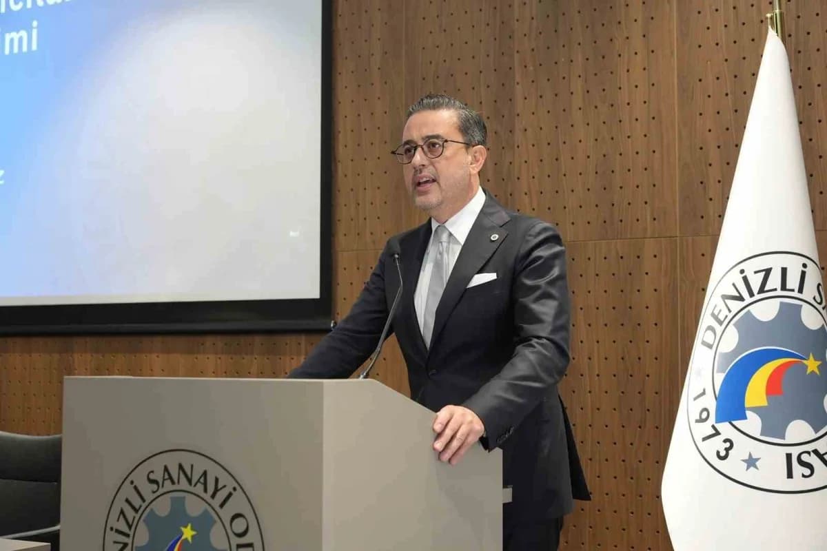 Denizli Sanayi Odası yönetim kurulu ve meclis üyeleri toplantı salonunda seçim sonrası bir arada