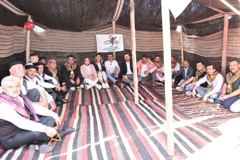 Denizli Çamlık Kent Ormanı’nda düzenlenen Yörük Toyu etkinliğinde yöresel kıyafetler giymiş katılımcılar ve geleneksel k