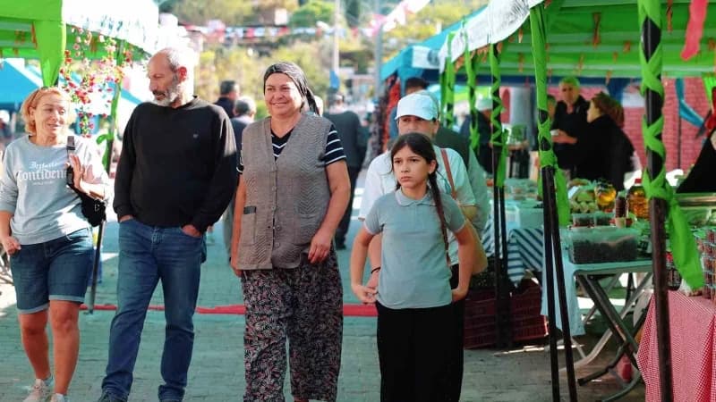 Didim Tarım Şenliği kapsamında Akyeniköy’de kurulan stantlarda yerel üreticiler ürünlerini sergiliyor