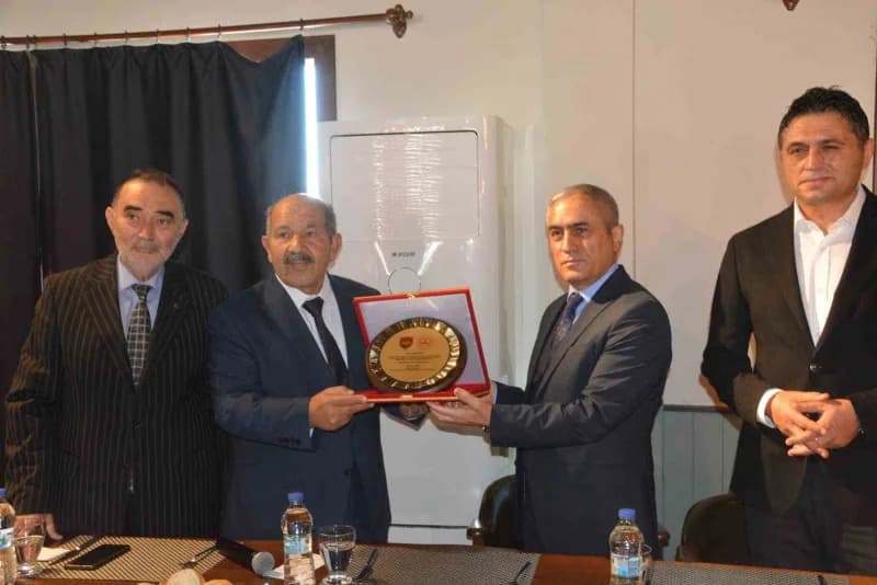 İzmir Aliağa’da din görevlisi Gazali Ateş, emekli maaşını Türk Silahlı Kuvvetlerini Güçlendirme Vakfına bağışladı