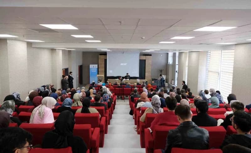 Hitit Üniversitesi İlahiyat Fakültesinde düzenlenen 4. Din ve Coğrafya Sempozyumu açılış töreninden bir kare