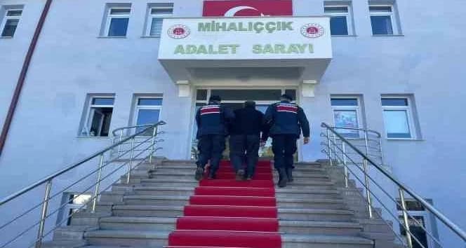 Eskişehir Mihalıççık ilçesinde dirgenli kavga sonrası mahkeme binası önünde adliye görüntüsü