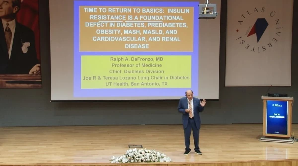 Prof. Dr. Ralph A. DeFronzo, İstanbul Atlas Üniversitesi’nde diyabet konferansı verirken