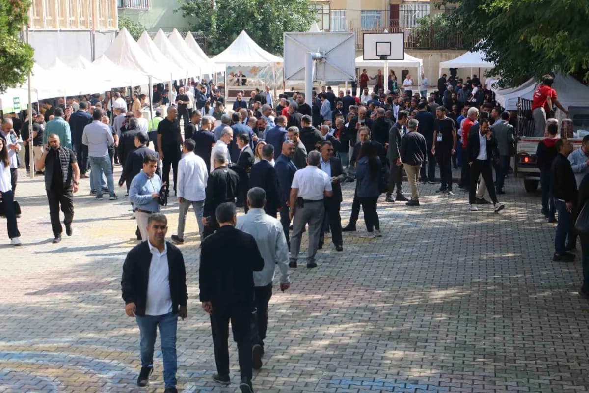Diyarbakır Ticaret ve Sanayi Odası seçimlerinde oy kullanmak için sandık başında bekleyen üyeler
