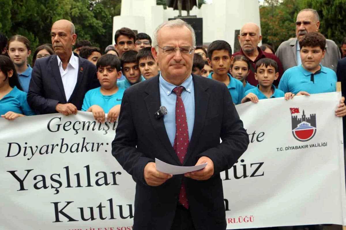 Diyarbakır’da 1 Ekim Dünya Yaşlılar Günü için düzenlenen yürüyüşten katılımcılar ve Anıt Park görüntüsü