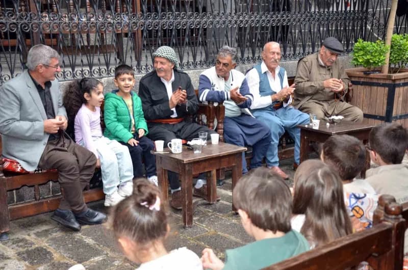 Diyarbakır’da çocuklar dengbajlerle buluştu, kültürel mirası tanıdı